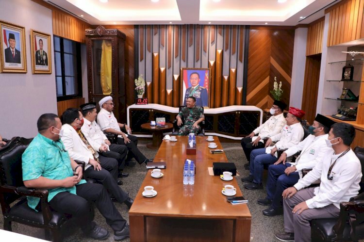 epala Staf Angkatan Darat (KSAD) Jenderal Dudung Abdurachman bertemu dengan Ketua Umum Badan Koordinasi Mubalig Seluruh Indonesia (Bakomubin) Ali Mochtar Ngabalin dan Wakil Ketua Umum Ashraf Ali di Markas Besar TNI Angkatan Darat (MABESAD), Jakarta Pusat, Jumat (18/3).